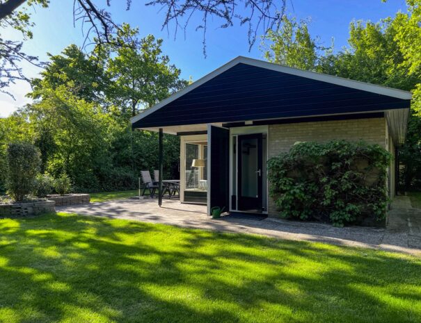 Tuin met terras bij vakantiebungalow op Baveldsdennen